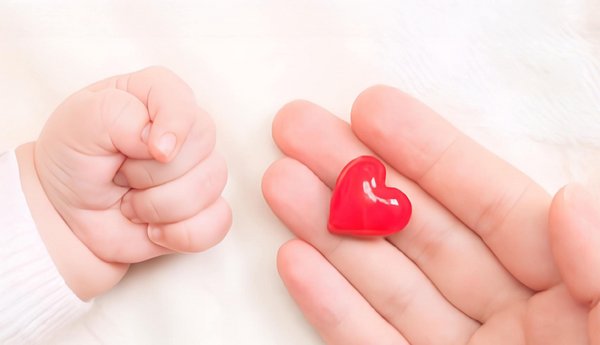Bild zweier Hände von Mutter und Baby